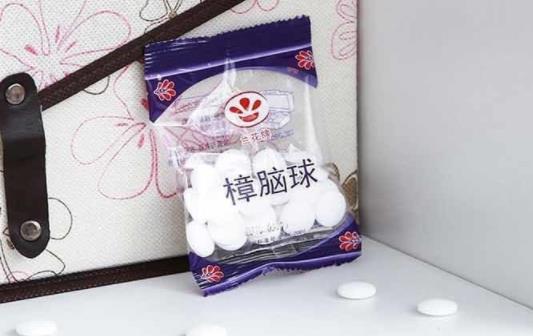 樟腦丸可以放在床上防螨蟲(chóng)嗎 樟腦丸對(duì)人體有害嗎