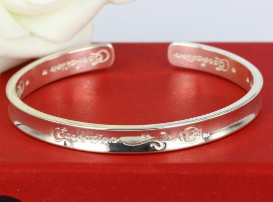 銀手鐲黃了怎么洗白?銀手鐲為什么要戴在右手?