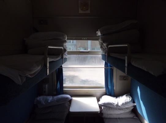 火車臥鋪哪一層最舒服?火車硬臥上中下鋪哪個(gè)好