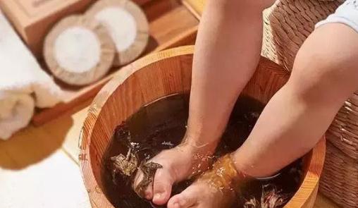 艾葉泡腳對(duì)痛風(fēng)有好處嗎 艾葉可以治療蕁麻疹嗎