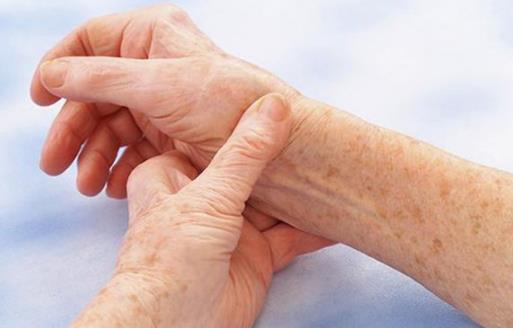 為什么一到冬天皮膚就會癢 冬季皮膚瘙癢是什么原因