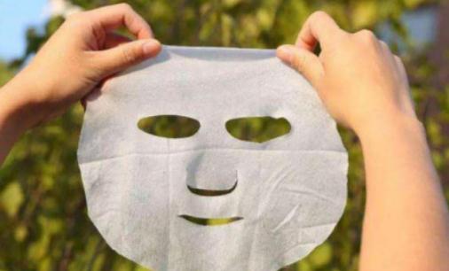 敷面膜后熬夜還有效果嗎 冬天敷面膜太冷會不會沒效果