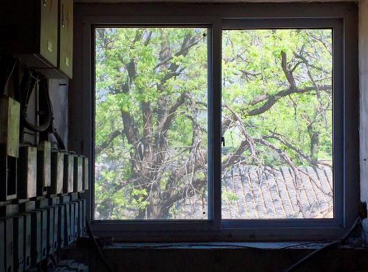 陽臺(tái)窗戶玻璃貼膜好嗎?窗戶貼膜撕不下來怎么辦