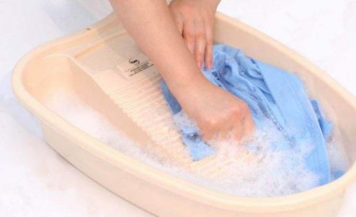 新買的衣服有味道是甲醛嗎 衣服上的甲醛洗洗能去掉嗎