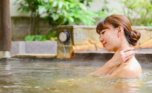 泡溫泉皮膚會干燥嗎 為什么泡溫泉皮膚不會皺