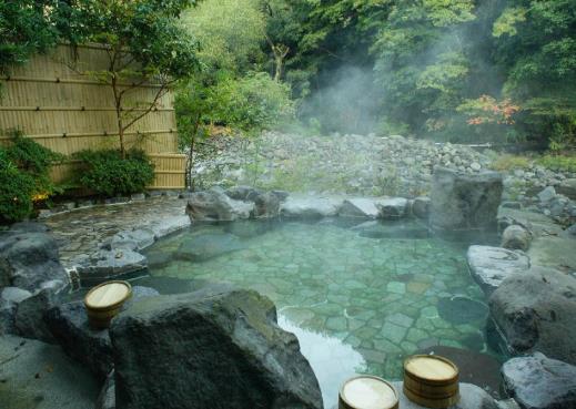 想泡溫泉又怕臟怎么辦?女士泡溫泉的保護措施