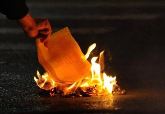 七月十五人在外地燒紙錢應該在哪燒?七月十五燒紙是什么節?