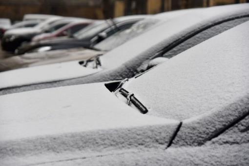 車上積雪過多會把車壓壞嗎?車上有雪用什么掃比較好?