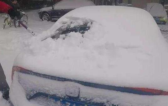車上積雪過多會把車壓壞嗎?車上有雪用什么掃比較好?