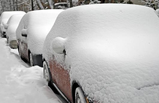 車上的雪掃了好還是不掃好?車上的積雪用布擦下來會傷害車漆嗎?