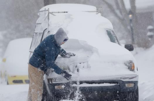 車上積雪過多會把車壓壞嗎?車上有雪用什么掃比較好?