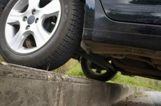 車長期停10度左右傾斜停放會怎樣?停車左右高低不平一夜有影響嗎