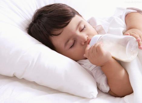 寶寶不吃奶瓶怎么辦?采用奶粉喂養(yǎng)的注意事項(xiàng)