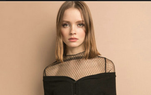 v領衣服怎么搭配?