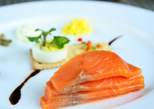 生吃三文魚?警惕食物中毒