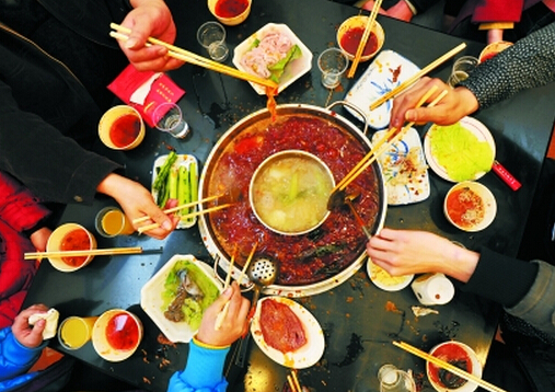 吃火鍋時痛風患者要少喝湯-吃火鍋講究順序