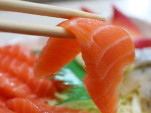 三文魚能生吃嗎?生吃三文魚安全嗎