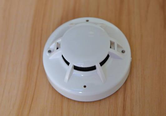 煙霧報(bào)警器報(bào)警會(huì)噴水嗎?煙霧報(bào)警器響了罰款多少