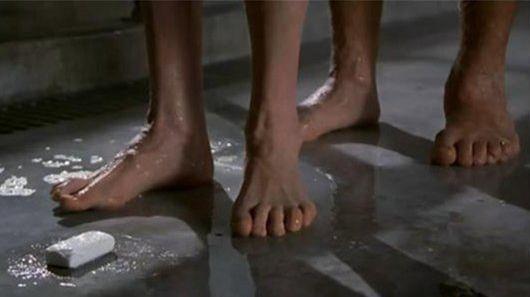 彎腰撿肥皂是什么意思?千萬不要彎腰撿肥皂