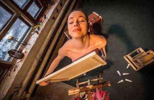 城會玩,美女胸部作畫