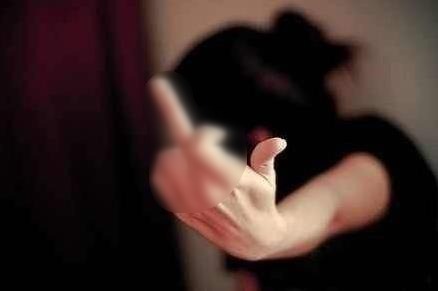 豎中指是什么意思?沖別人豎中指手勢(shì)是什么意思