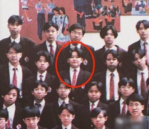 誰也沒想到出道這么久的Bosco黃宗澤原來小時候是個胖子啊~黃宗澤曾在微博發布一張照片讓人猜猜到底誰才是他,結果讓人出乎意料之外!很多網民都不敢相信啊,看起來瘦得緊要的Bosco原來曾經也是一個小胖子~