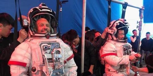 流浪地球:“道路千萬條,安全第一條。行車不規范,親人兩行淚”