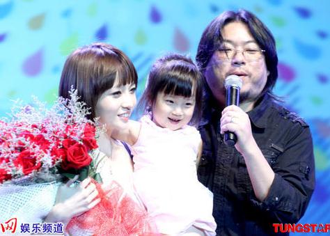 高曉松個人資料,高曉松顯赫高官家族背景,高曉松老婆照片,高曉松一家三口