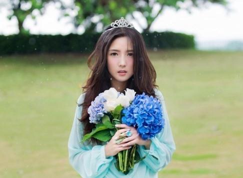 何潔個人資料照片,何潔新戀情,男友赫子銘《敢愛》發布會現場告白