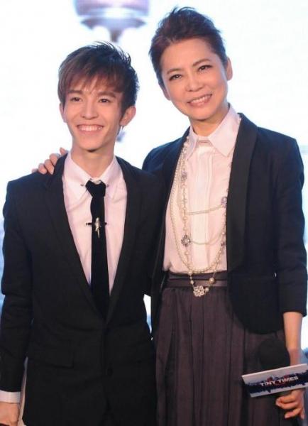 郭敬明身高又成爆笑點,電影《小時代》開機(jī)發(fā)布會劇組合影似階梯,柴智屏的個人資料簡介