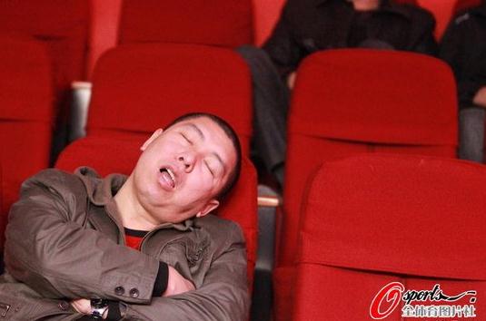 丁俊暉臺球比賽觀眾睡倒一片,92歲老太關注丁俊暉6年,輸球也送紅包