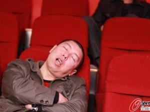 臺球比賽觀眾睡倒一片,92歲老太關注丁俊暉6年