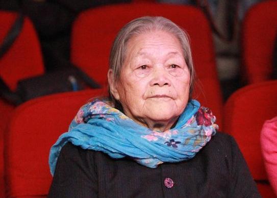 丁俊暉臺球比賽觀眾睡倒一片,92歲老太關注丁俊暉6年,輸球也送紅包