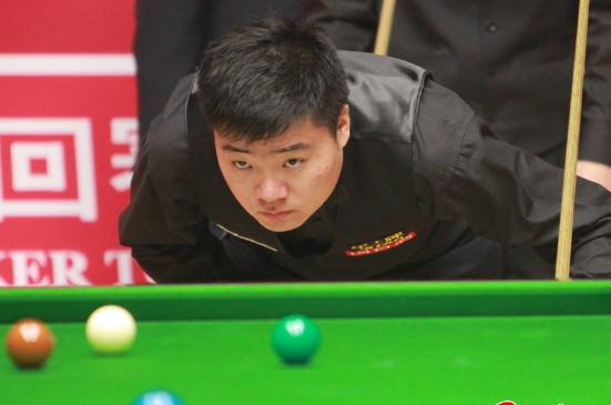 丁俊暉臺球比賽觀眾睡倒一片,92歲老太關注丁俊暉6年,輸球也送紅包