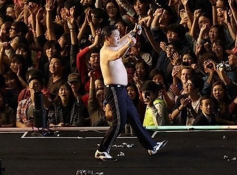 衛視跨年爭鳥叔:多家電視臺搶鳥叔來跨年出場費報價已超1000萬,PSY鳥叔有多火