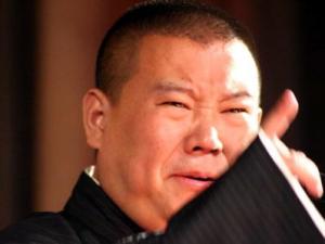 ?郭德綱春晚相聲被批 回應(yīng)“爺?shù)闹腔郾忍O(jiān)強(qiáng)”