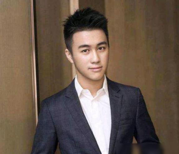 何猷君曝改微博認證真相!拒絕管理50億公司,長孫不是爭奪家產工具