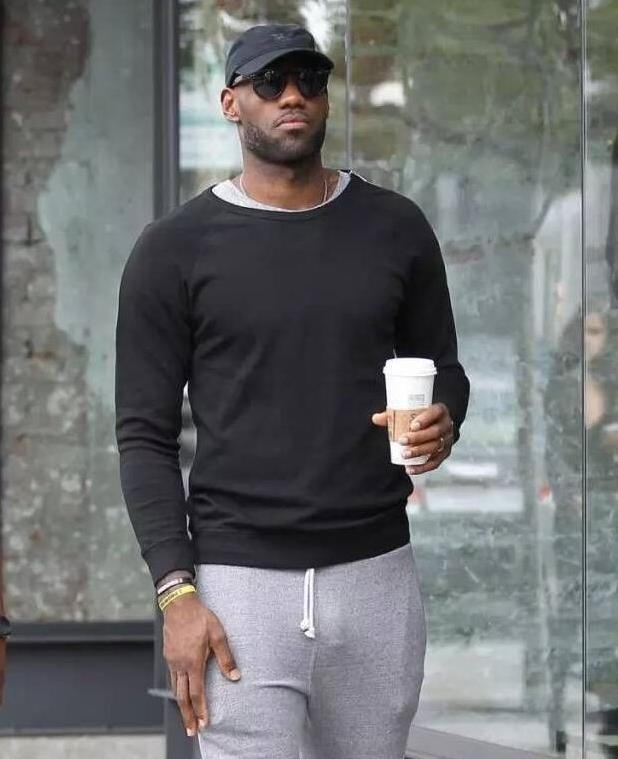 nba球星誰(shuí)的丁丁尺寸最大?伊巴卡28厘米緊身褲照片被瘋轉(zhuǎn)(圖)