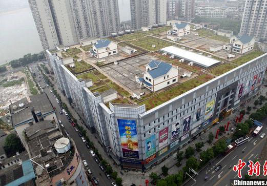 湖南株洲現(xiàn)“最牛樓頂別墅”-百貨商場(chǎng)樓頂現(xiàn)“別墅”