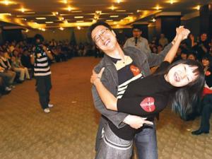 光棍節眾多單身男女微博上“出租自己”