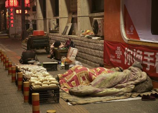 9歲女孩寒夜街頭幫老人賣爆米花,借路燈在馬路邊做功課