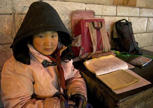 9歲女孩寒夜街頭幫老人賣爆米花,借路燈在馬路邊做功課