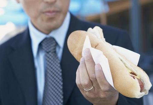 邊走路邊吃東西好嗎?早餐邊走邊吃的危害