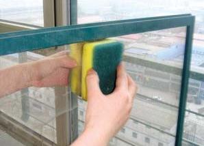 用海綿清洗紗窗