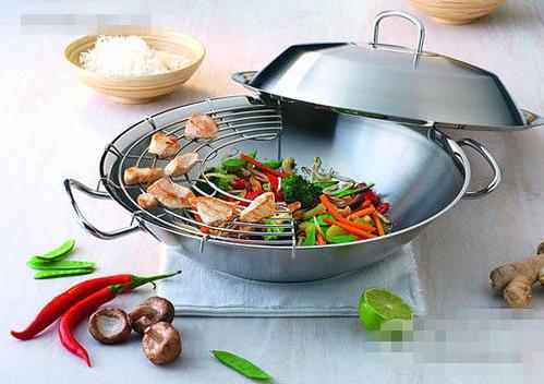 炒菜時鍋里著火怎么辦?炒鍋起火的錯誤與正確滅火方法