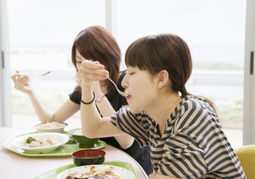 進餐過快容易使人體發胖還有患慢性病的風險