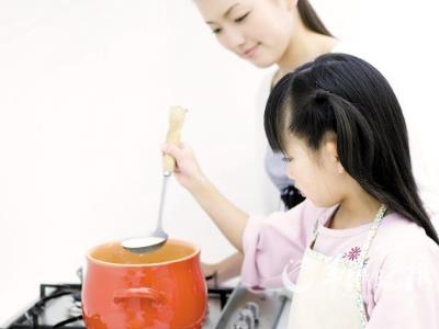 早喝水午喝湯睡前要喝蜜,湯湯水水補充身體元氣