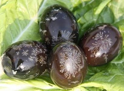 皮蛋切開后忌立即食用,吃皮蛋最好再配點醋