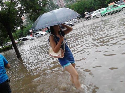 淋雨后怎么辦？被雨淋后快洗澡，衣服消毒分開洗