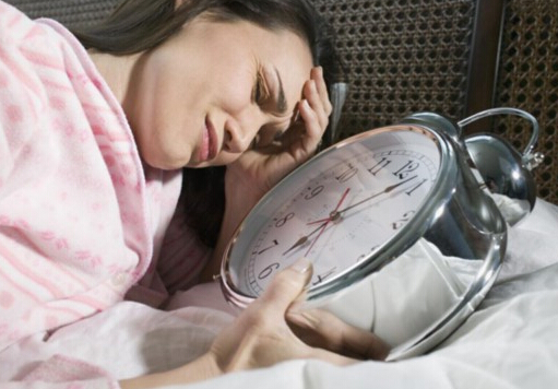 失眠患者謹(jǐn)慎晚餐油膩-吃香蕉有助改善睡眠